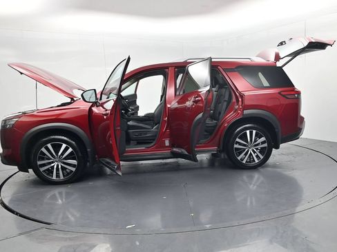 Used 2024 Nissan Pathfinder Platinum w/ Black Appearance Package AWD/4WD image 72