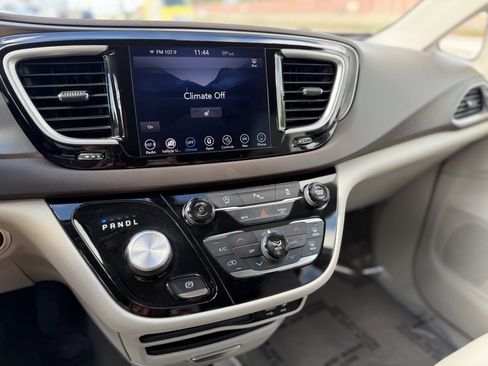 Used 2018 Chrysler Pacifica Touring-L image 18