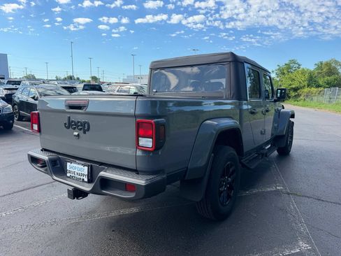 Used 2023 Jeep Gladiator Sport AWD/4WD image 7