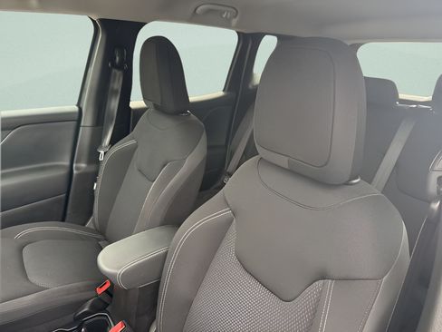 Certified 2023 Jeep Renegade Latitude w/ Premium Group AWD/4WD image 8
