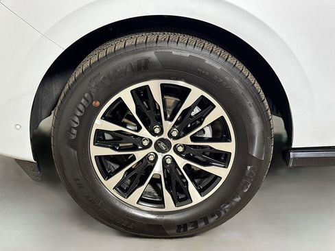 Used 2025 Ford Expedition Platinum AWD/4WD image 32