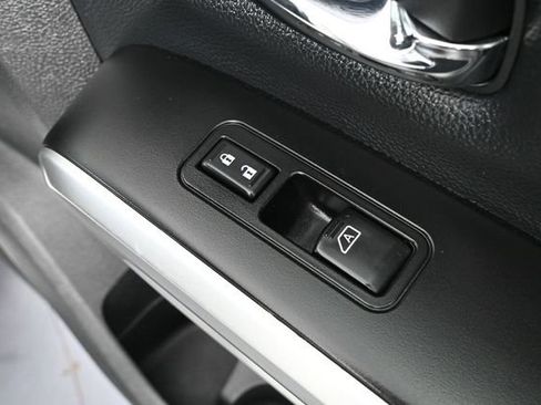 Used 2018 Nissan Titan SV AWD/4WD image 40