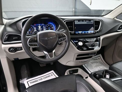 Used 2024 Chrysler Pacifica Touring-L image 10