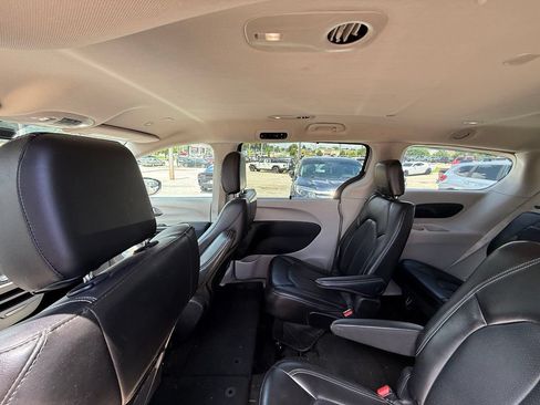 Used 2023 Chrysler Pacifica Touring-L FWD image 23