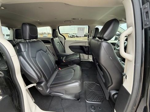 Used 2023 Chrysler Pacifica Touring-L image 22