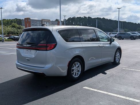 Used 2024 Chrysler Pacifica Touring-L FWD image 3