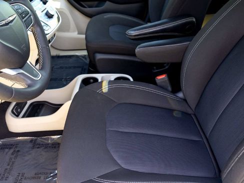 Used 2022 Chrysler Voyager LX FWD image 11