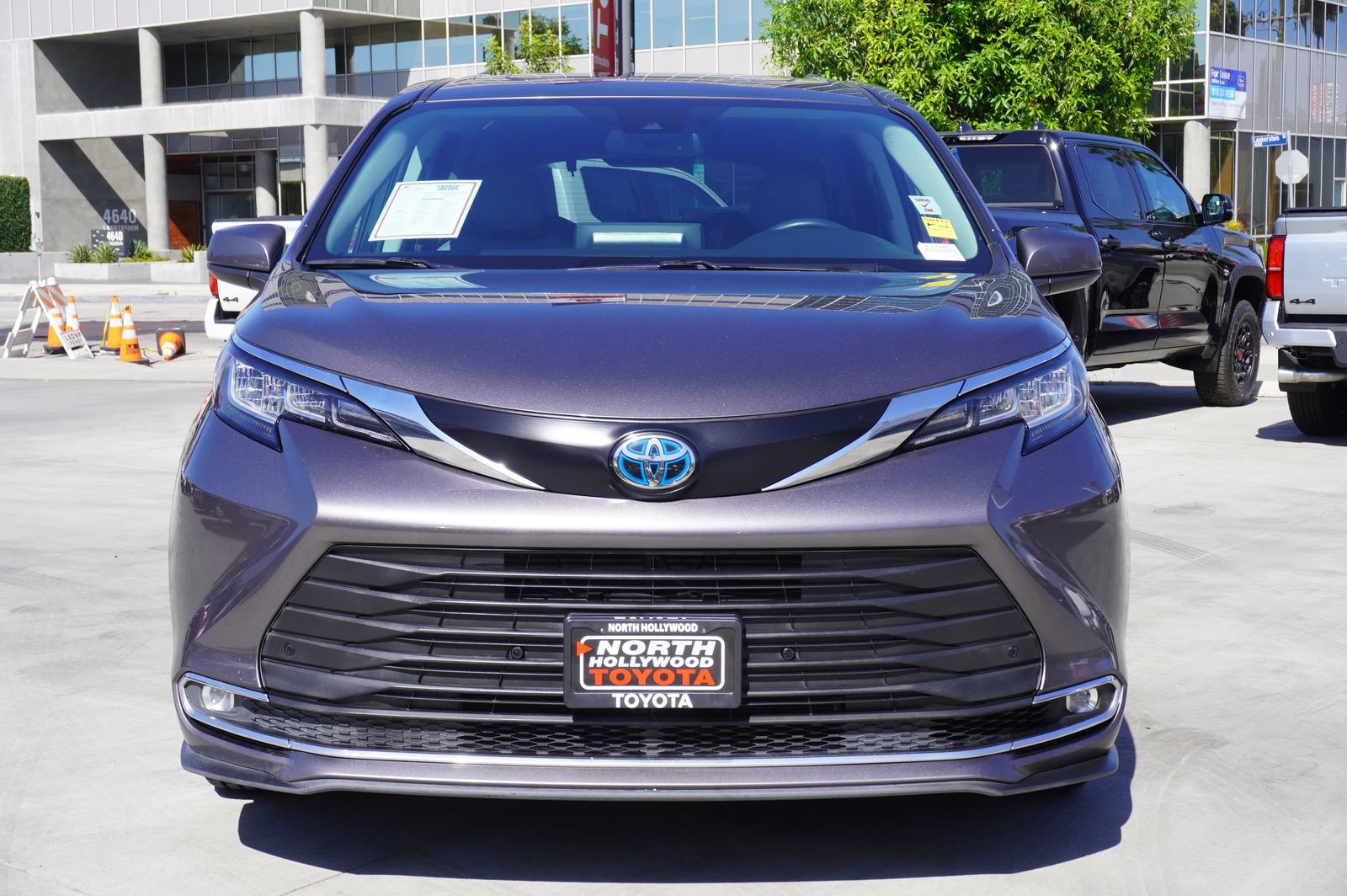 Certified 2023 Toyota Sienna XLE FWD image 3