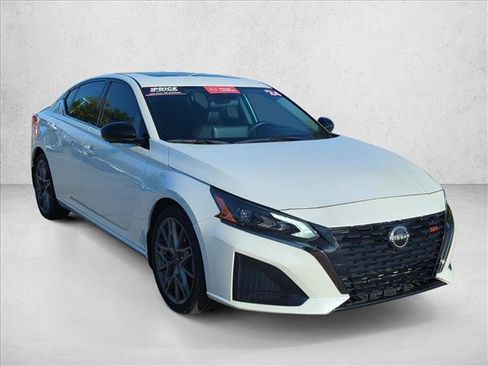 Used 2024 Nissan Altima 2.0 SR FWD image 3