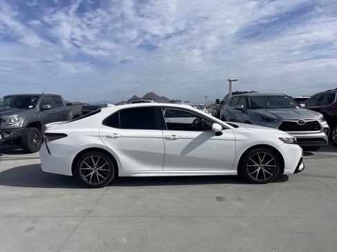 Used 2021 Toyota Camry SE image 3