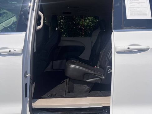 Used 2024 Chrysler Pacifica Touring-L FWD image 14