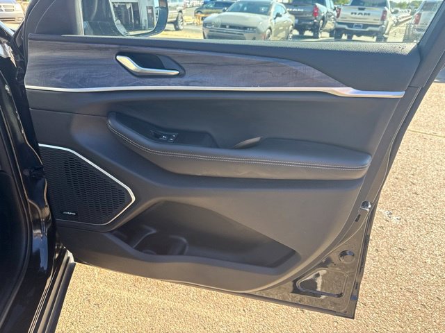 Used 2025 Jeep Grand Cherokee L Limited w/ Black Appearance Package AWD/4WD image 30