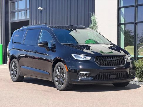 Used 2025 Chrysler Pacifica Limited FWD image 4