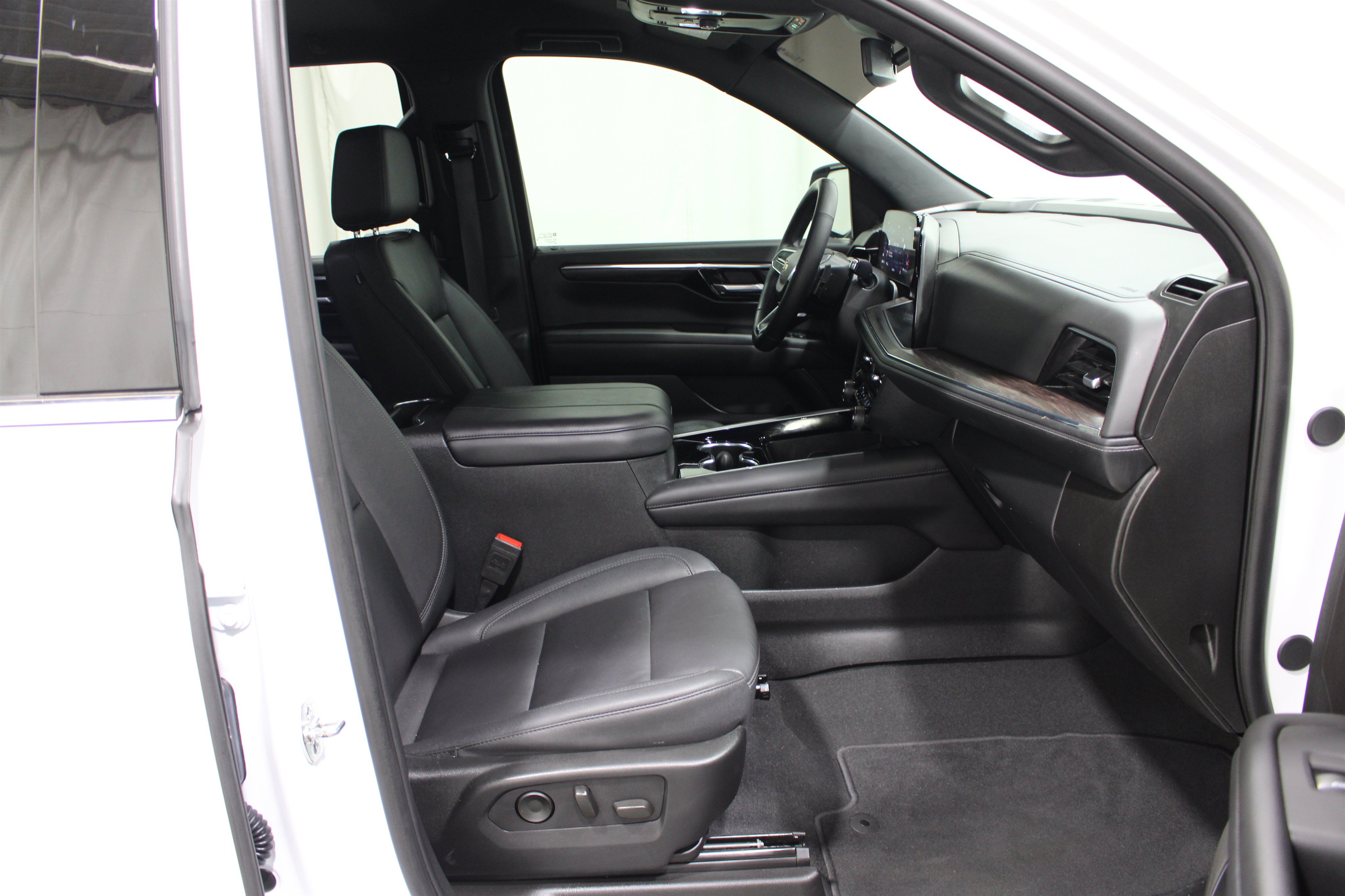 Used 2025 Chevrolet Tahoe LT w/ Comfort Package AWD/4WD image 28