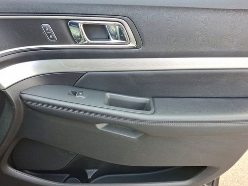 Used 2016 Ford Explorer XLT w/ Equipment Group 202A image 10