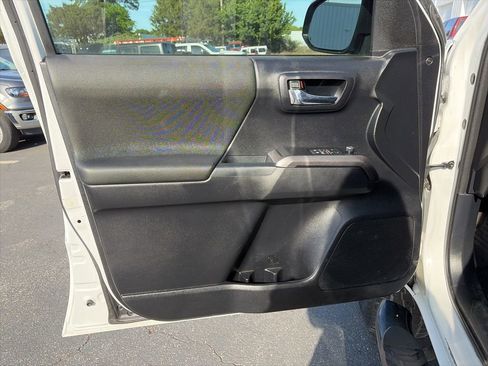 Used 2017 Toyota Tacoma TRD Off-Road w/ Tow Package image 13