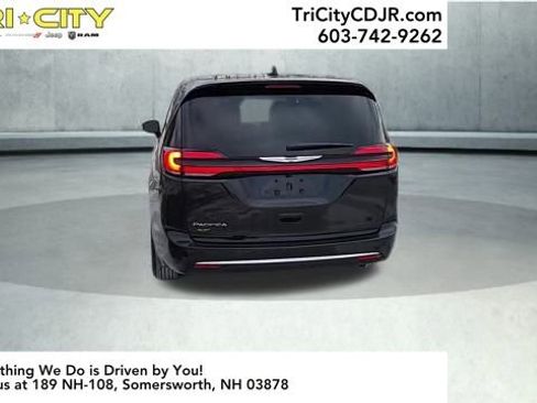 New 2026 Chrysler Pacifica Select image 8