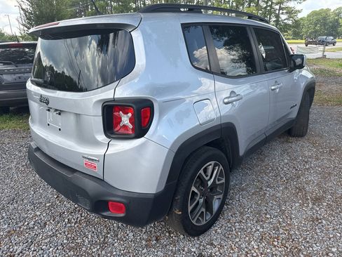 Used 2016 Jeep Renegade Latitude FWD image 3