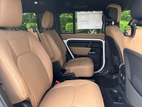 Used 2025 Land Rover Defender 130 X-Dynamic SE image 21