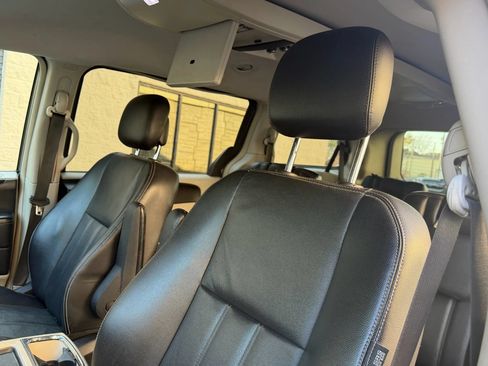 Used 2014 Chrysler Town & Country Touring FWD image 21