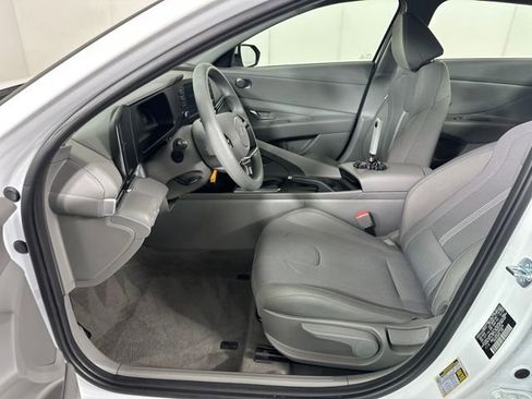 Certified 2025 Hyundai Elantra SE image 11