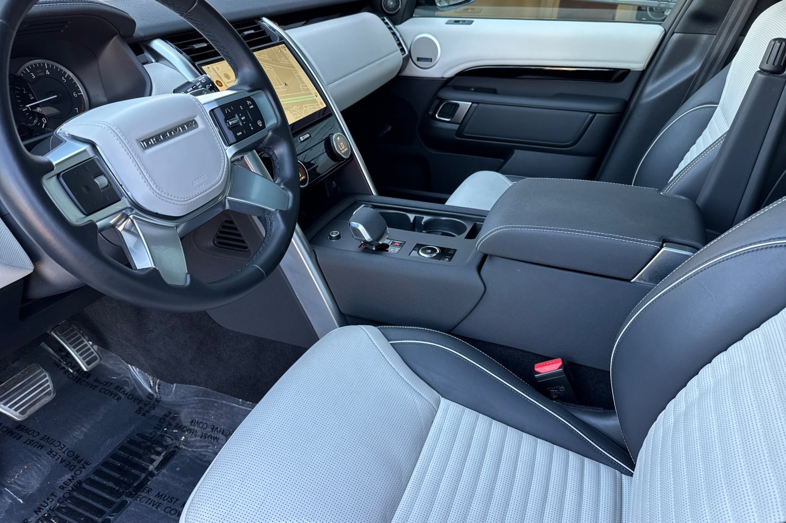 Used 2023 Land Rover Discovery Metropolitan Edition AWD/4WD image 9