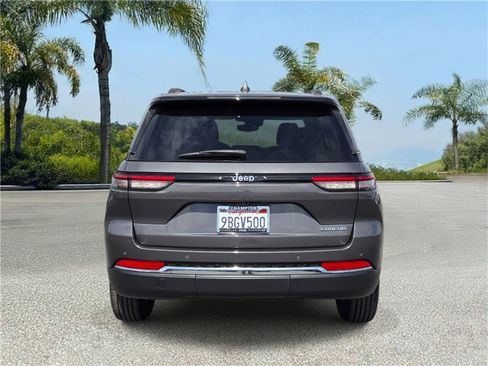 Certified 2022 Jeep Grand Cherokee Laredo w/ Luxury Tech Group I RWD image 5