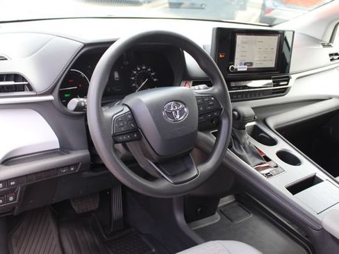 Certified 2026 Toyota Sienna LE FWD image 56