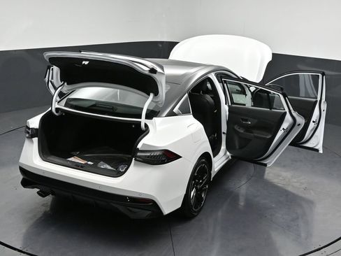 New 2026 Nissan Sentra SR w/ SR Premium Package FWD image 34