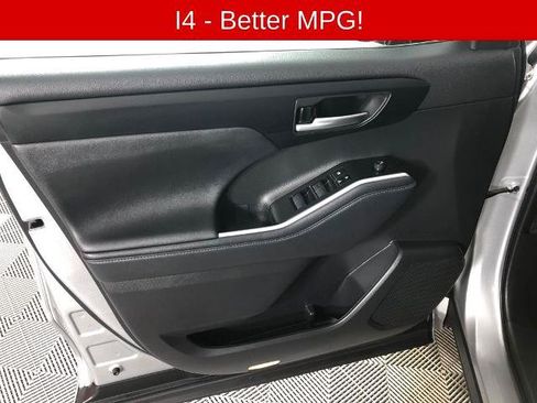 Used 2023 Toyota Highlander XLE AWD/4WD image 10