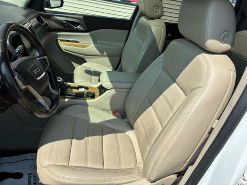 Used 2017 GMC Acadia Denali w/ Technology Package FWD image 9