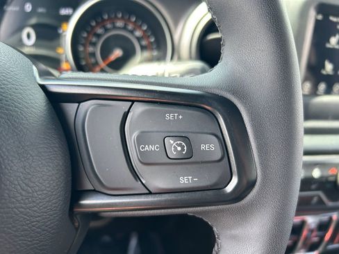 Certified 2023 Jeep Gladiator Sport AWD/4WD image 17