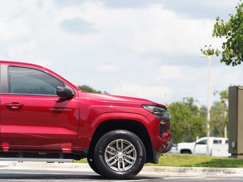 Used 2024 Chevrolet Colorado LT w/ LT Convenience Package III AWD/4WD image 7