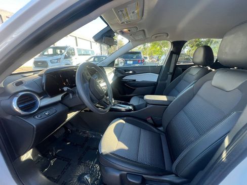 Used 2025 Chevrolet Trax LT image 27