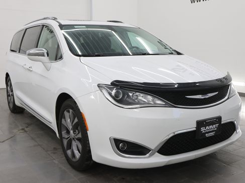 Used 2019 Chrysler Pacifica Limited w/ Tire & Wheel Group image 2
