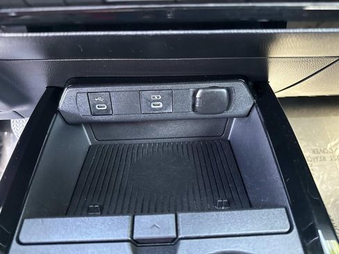 Used 2024 Toyota Prius LE FWD image 30