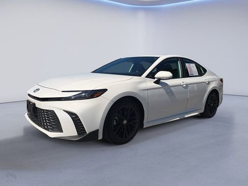 Used 2025 Toyota Camry SE FWD image 1