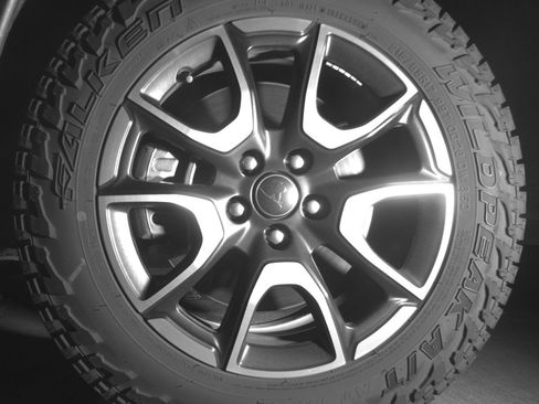 Used 2025 Jeep Compass Trailhawk AWD/4WD image 11
