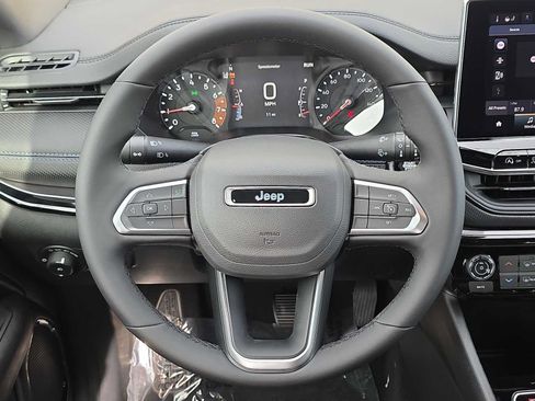Used 2026 Jeep Compass Latitude AWD/4WD image 19