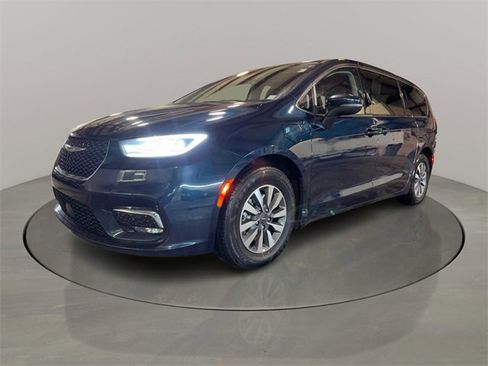 Used 2023 Chrysler Pacifica Touring-L image 3
