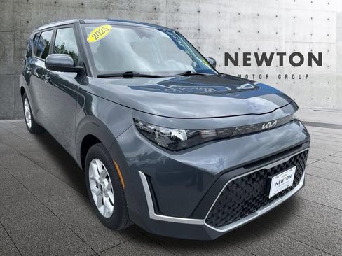 Used 2025 Kia Soul LX w/ LX Technology Package FWD image 1