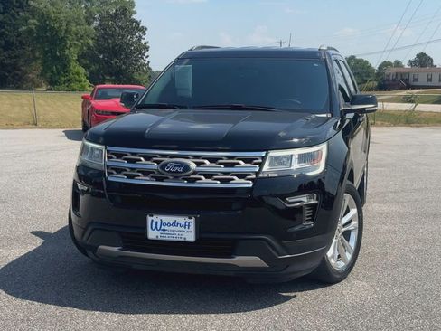 Used 2018 Ford Explorer XLT w/ Equipment Group 202A FWD image 3