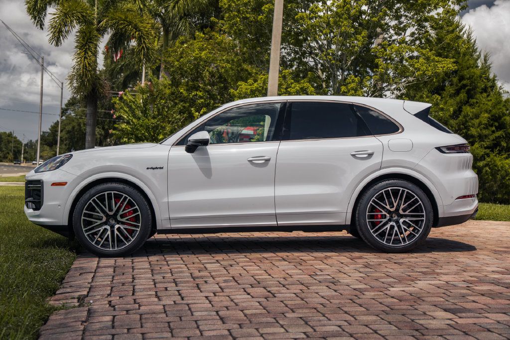 Used 2025 Porsche Cayenne Turbo AWD/4WD image 2