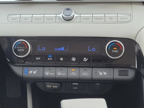 Certified 2025 Hyundai Elantra Limited FWD image 18