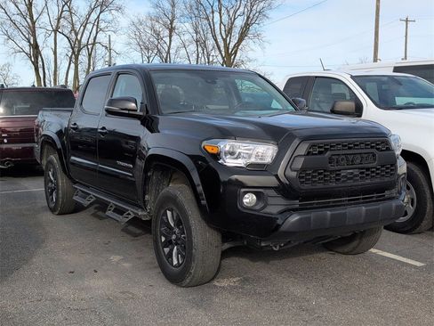 Used 2023 Toyota Tacoma SR5 w/ Technology Package image 4