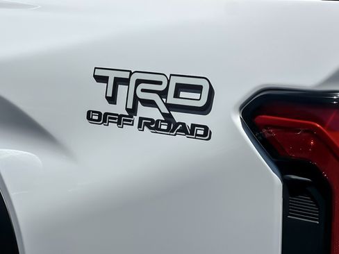 Certified 2025 Toyota Tacoma TRD Off-Road AWD/4WD image 25
