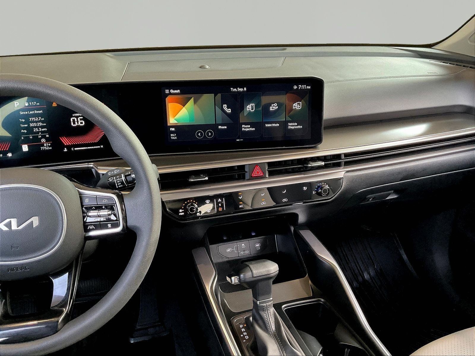 Used 2025 Kia Sorento LX FWD image 9