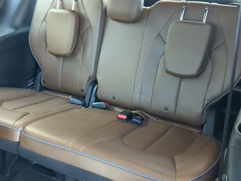 Used 2020 Chrysler Pacifica Limited image 21