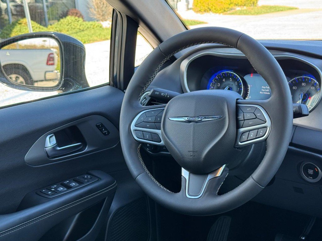 Used 2025 Chrysler Pacifica Select FWD image 15