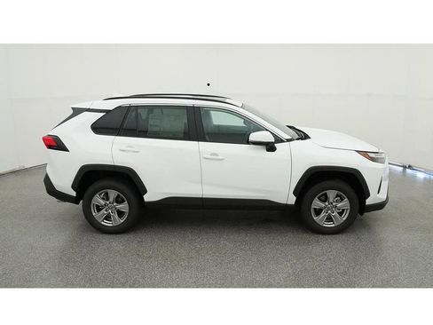 Used 2022 Toyota RAV4 XLE w/ Convenience Package FWD image 13